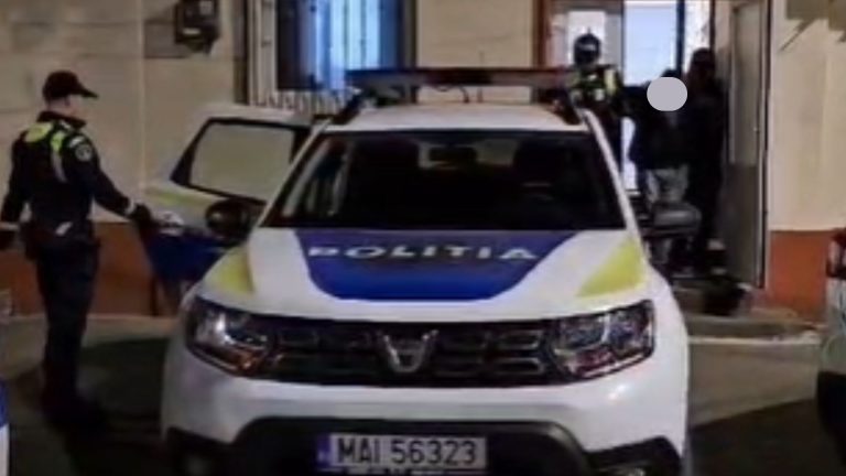 VIDEO | Un bărbat din Timiș a spart ușa soției sale și a distrus mașina de poliție