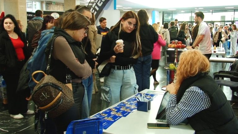 FOTO – VIDEO | „Career days UVT 2024”, târgul de joburi unde studenții pot să se înscrie pentru internshipuri în cadrul companiilor din Timișoara