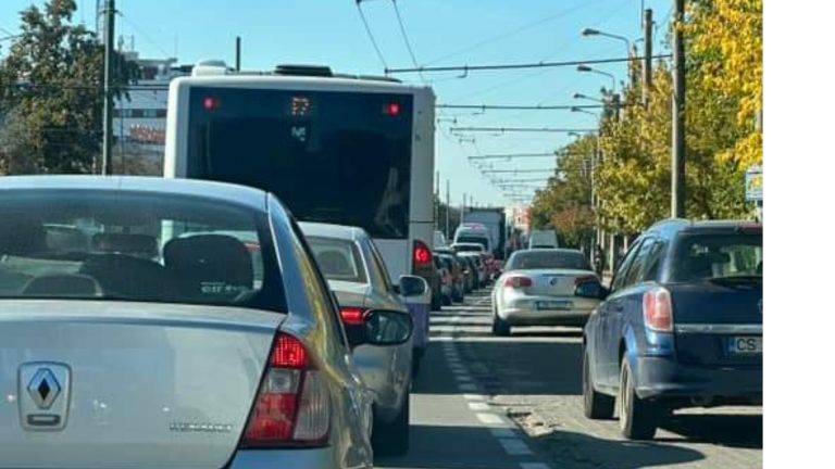 FOTO – VIDEO | Traficul a fost blocat preț de mai multe ore în Timișoara! O mulțime de conducători auto au stat la cozi pentru a prinde carburant gratis