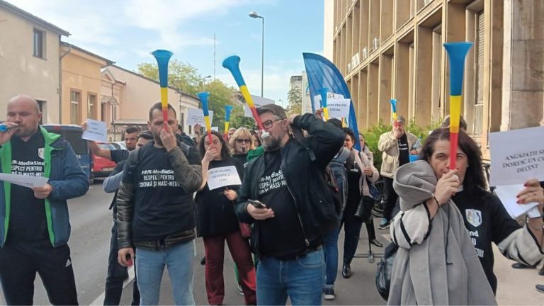 VIDEO | Sindicatele de presă din București au ieșit la protest și amenință că vor intra în grevă. Care sunt cerințele lor?