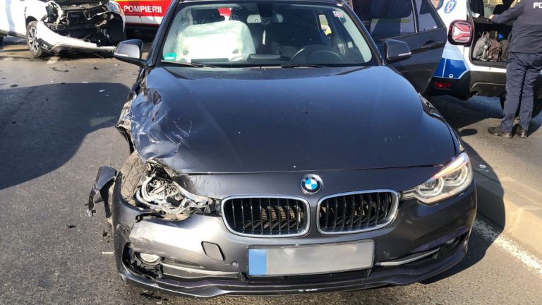 FOTO | Un șofer de BMW și-a făcut zob mașina din neatenție