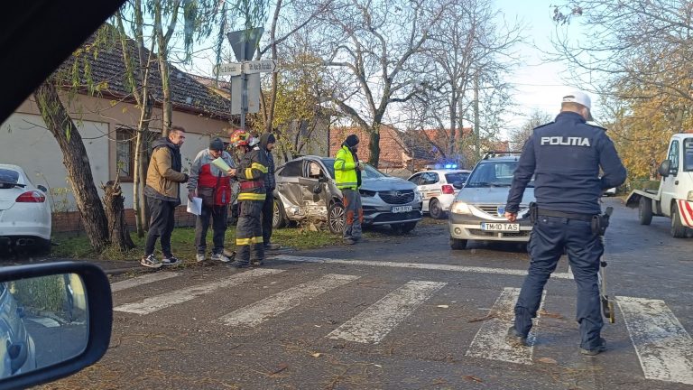 FOTO | Două mașini s-au izbit într-o intersecție din Timișoara! Unul dintre șoferi a ajuns la spital