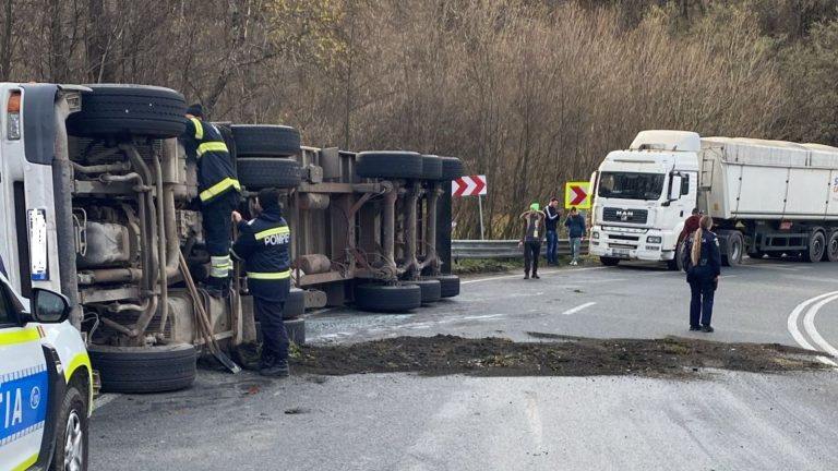 Un șofer de camion s-a răsturnat pe un drum din Caraș – Severin