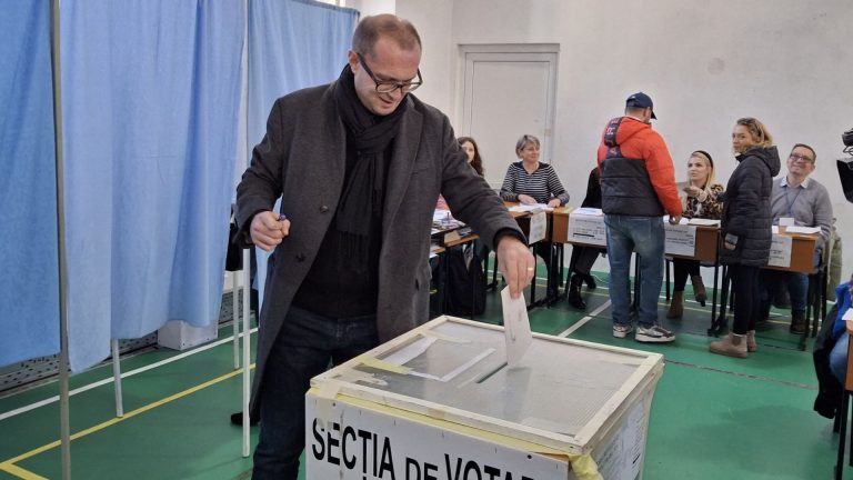 FOTO – VIDEO | Zeci de timișoreni au umplut secțiile de votare de la liceul Calderon. Printre ei s-a aflat și Eugen Dogariu, senator