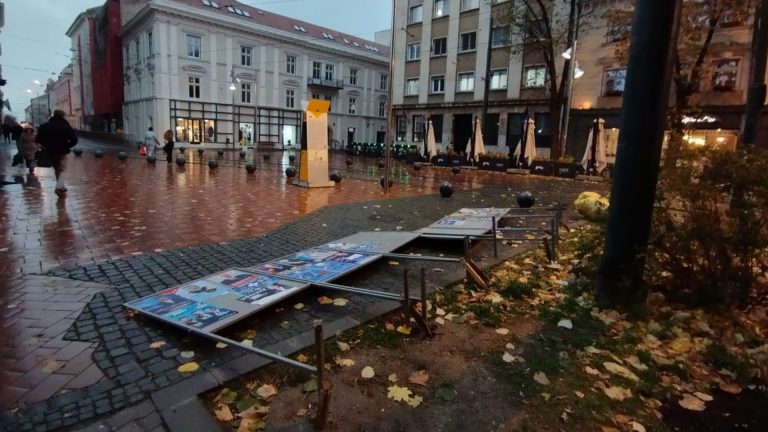 FOTO | „A început de ieri să cadă…” câte un panou