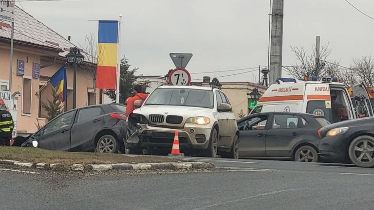 FOTO | Două femei au ajuns la spital în urma unui accident. Unul dintre șoferi s-a făcut nevăzut