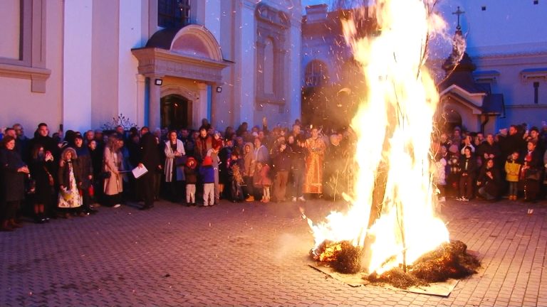 „Cu cât mai multe scântei ies din foc, cu atât mai multe bucurii vor fi în acel an.” Ce semnifică aprinderea stejarului pentru sârbii din Timișoara? FOTO-VIDEO