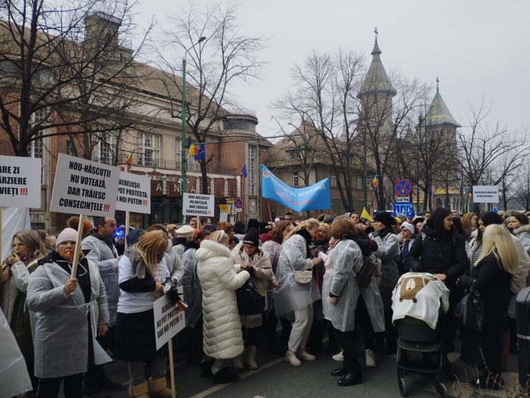 FOTO – VIDEO | Medicii de la Maternitatea Odobescu au protestat în fața Primăriei Timișoara