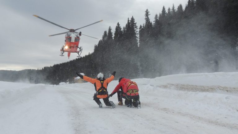 Număr record de excursioniști blocați în munți! Mulți au ajuns la spital