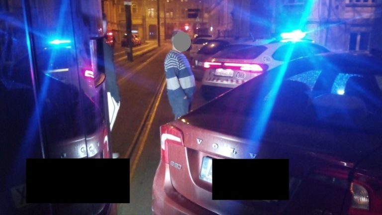 FOTO | Un șofer neatent a blocat linia de tramvai. Nici Poliția Locală n-a putut să-i clintească mașina